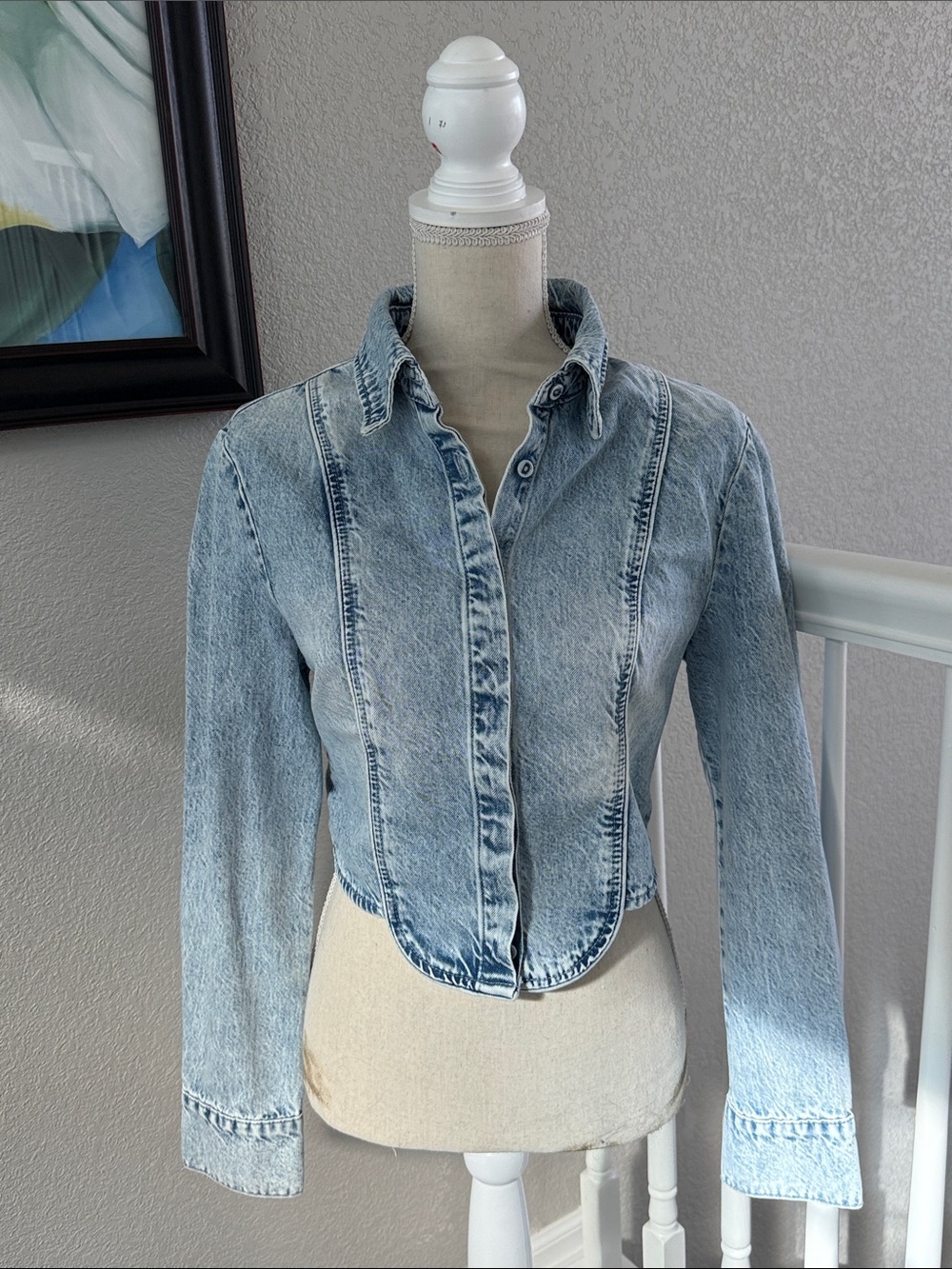 Avec Les Filles Light Wash Acid Wash Denim Fitted Button-Down Shirt Curved Hem